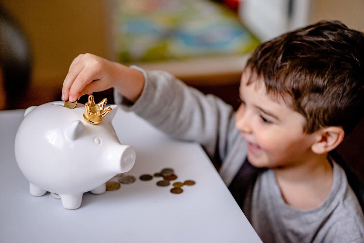 kid piggy bank saving