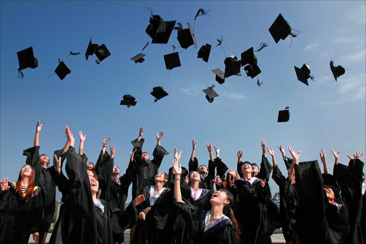 graduation cap and gown loans