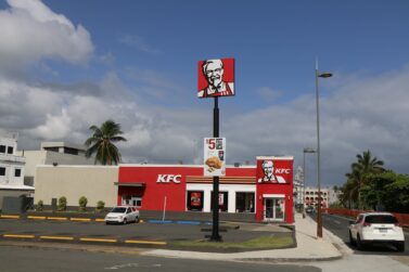 29 Best Places That Hire 14-Year-Olds & Other Teens